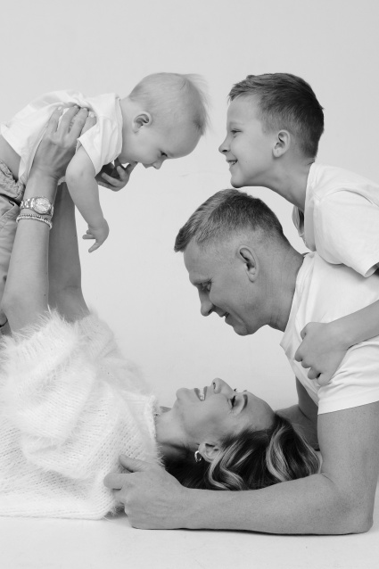 Заказать семейную фотосессию в студии с детьми в Волгограде от фотостудии Fashion Box

 – фото № 7