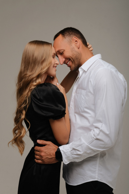 Заказать фотосессию Love Story в студии от сети фотостудий Fashion Box в Волгограде 

 – фото № 15