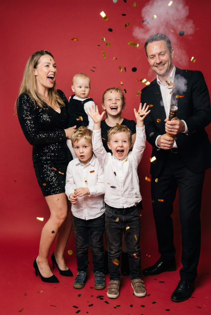 Заказать семейную фотосессию в студии с детьми в Волгограде от фотостудии Fashion Box

 – фото № 4