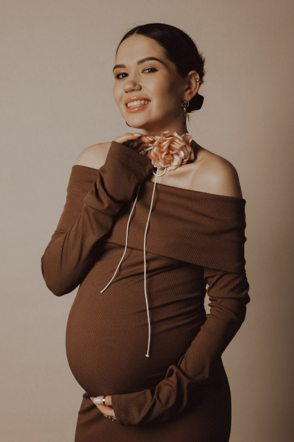 Заказать фотосессию для беременных в студии от Fashion Box в Волгограде
 – фото № 2