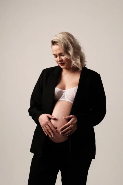 Заказать фотосессию для беременных в студии от Fashion Box в Волгограде
 – фото № 9