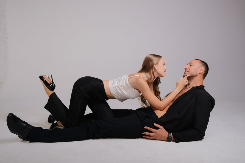 Заказать фотосессию Love Story в студии от сети фотостудий Fashion Box в Волгограде 

 – фото № 16