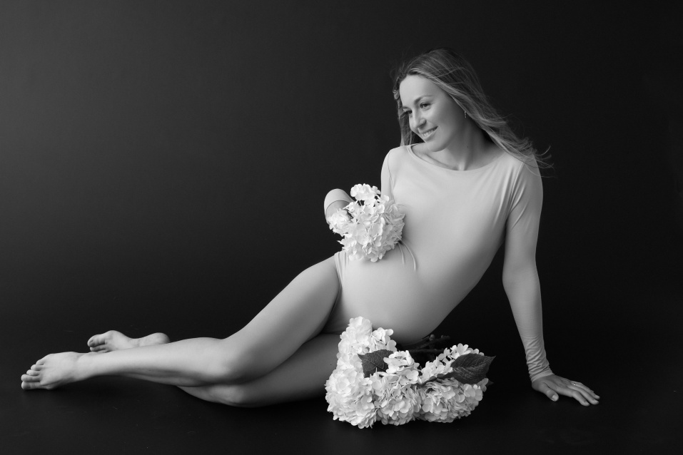 Заказать фотосессию для беременных в студии от Fashion Box в Волгограде
 – фото № 1