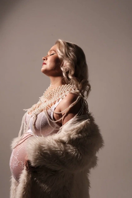 Заказать фотосессию для беременных в студии от Fashion Box в Волгограде
 – фото № 12