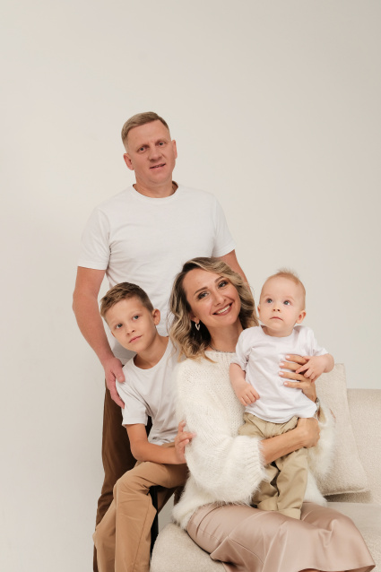 Заказать семейную фотосессию в студии с детьми в Волгограде от фотостудии Fashion Box

 – фото № 2