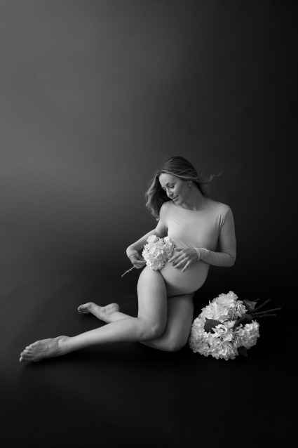 Заказать фотосессию для беременных в студии от Fashion Box в Волгограде
 – фото № 6