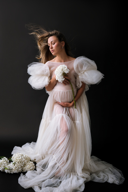 Заказать фотосессию для беременных в студии от Fashion Box в Волгограде
 – фото № 2