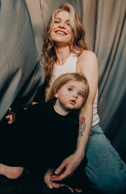 Заказать семейную фотосессию в студии с детьми в Волгограде от фотостудии Fashion Box

 – фото № 9