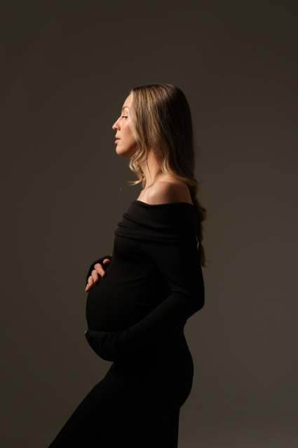 Заказать фотосессию для беременных в студии от Fashion Box в Волгограде
 – фото № 10