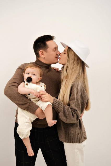 Заказать семейную фотосессию в студии с детьми в Волгограде от фотостудии Fashion Box

 – фото № 57